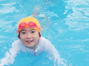水泳を習う子供